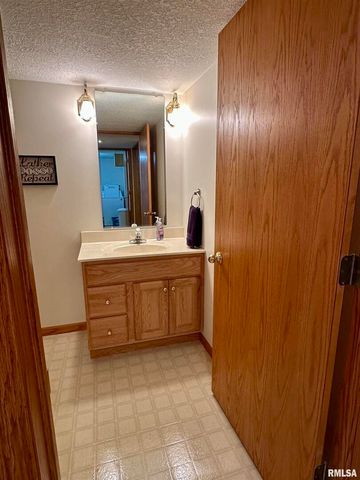 613 33RD Avenue N, Clinton, IA 52732