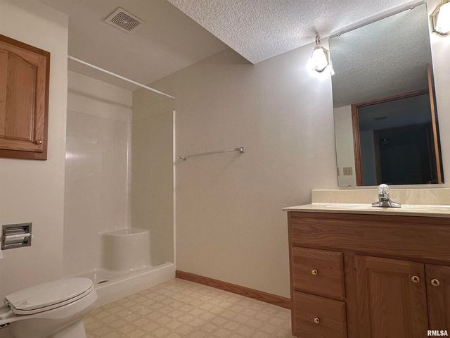 613 33RD Avenue N, Clinton, IA 52732