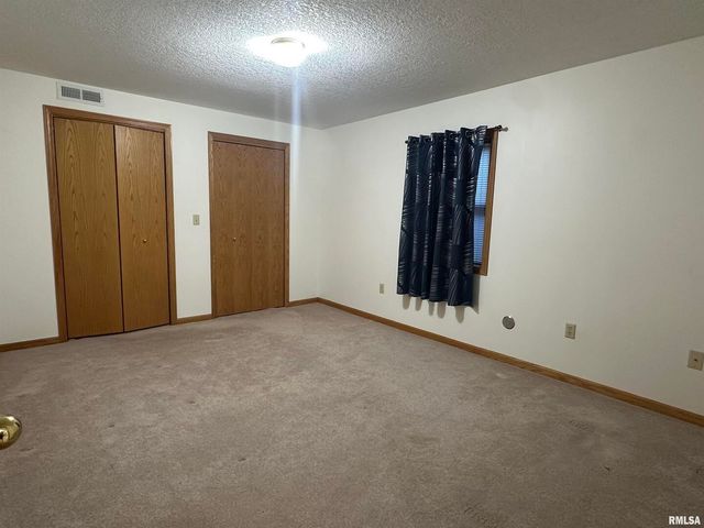 613 33RD Avenue N, Clinton, IA 52732