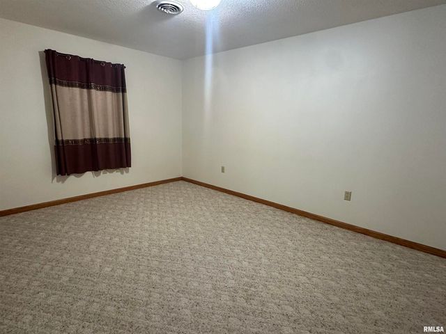 613 33RD Avenue N, Clinton, IA 52732