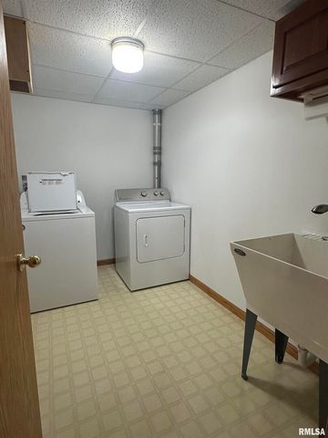 613 33RD Avenue N, Clinton, IA 52732