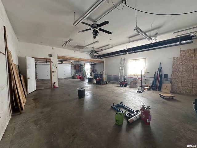 613 33RD Avenue N, Clinton, IA 52732