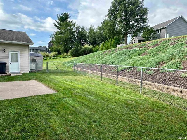 613 33RD Avenue N, Clinton, IA 52732