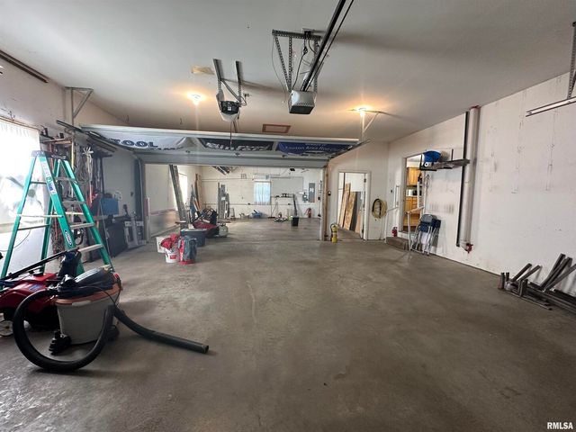 613 33RD Avenue N, Clinton, IA 52732