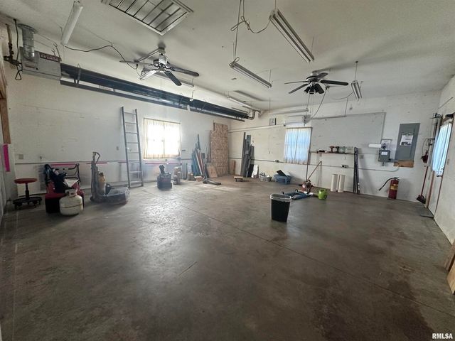 613 33RD Avenue N, Clinton, IA 52732