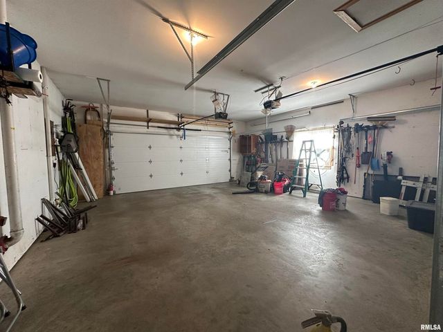 613 33RD Avenue N, Clinton, IA 52732