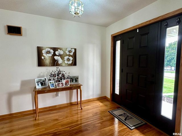 613 33RD Avenue N, Clinton, IA 52732