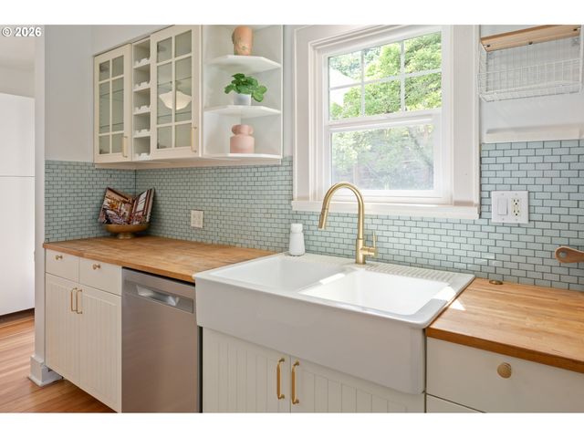 2219 CITY VIEW St, Eugene, OR 97405
