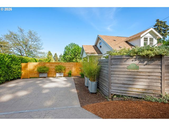 2219 CITY VIEW St, Eugene, OR 97405