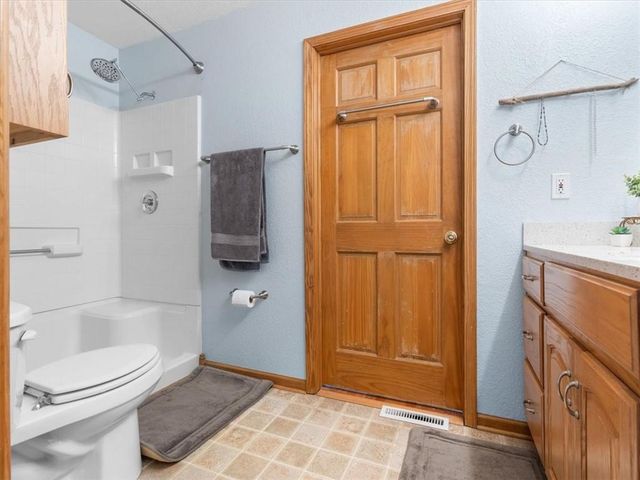 2 Eastwood Drive, St Joseph, MO 64506