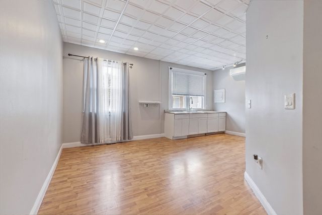 73 Martin St, Essex, MA 01929