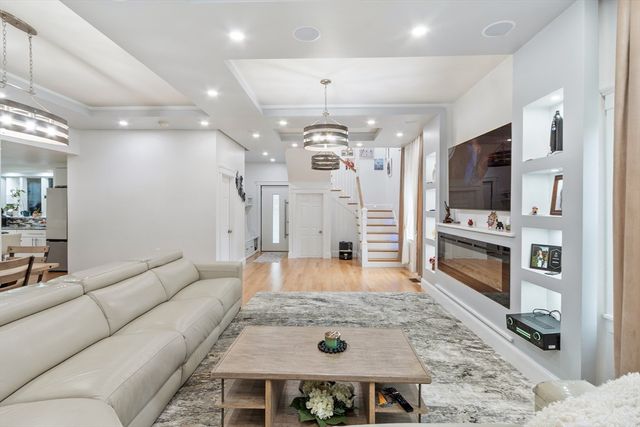 73 Martin St, Essex, MA 01929