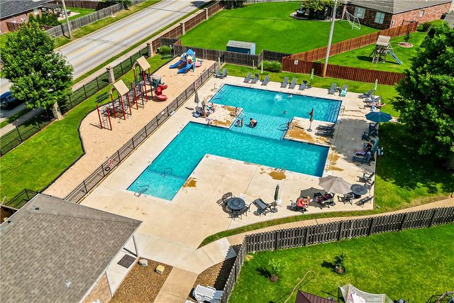 6513 W Hearth Stone Drive, Rogers, AR 72758