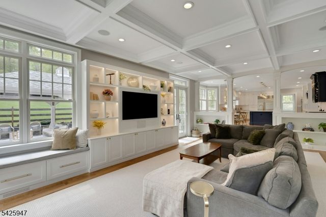 138 Oakwood Rd, Watchung Boro, NJ 07069