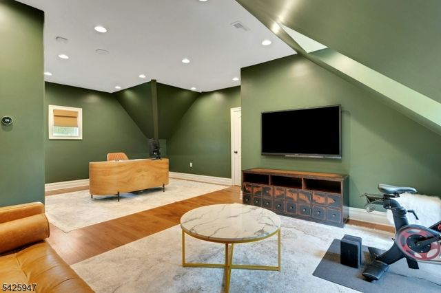 138 Oakwood Rd, Watchung Boro, NJ 07069