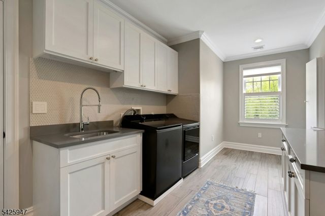 138 Oakwood Rd, Watchung Boro, NJ 07069