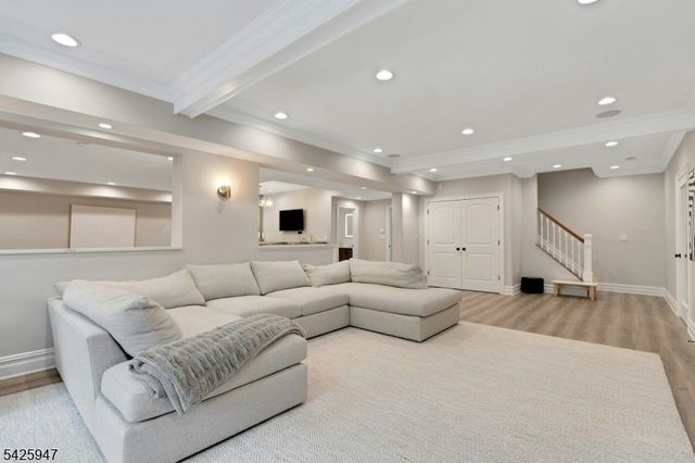 138 Oakwood Rd, Watchung Boro, NJ 07069