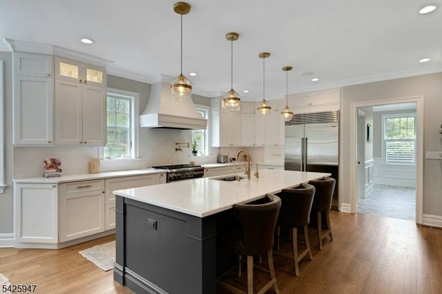 138 Oakwood Rd, Watchung Boro, NJ 07069