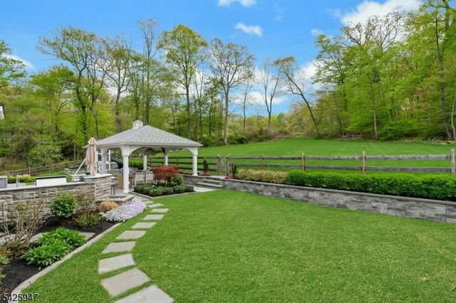 138 Oakwood Rd, Watchung Boro, NJ 07069