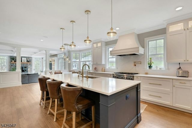 138 Oakwood Rd, Watchung Boro, NJ 07069