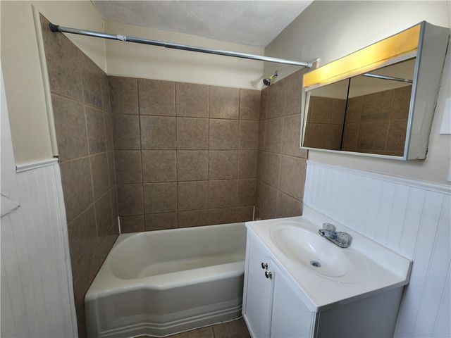 22 Harlem Ave 1, Mckees Rocks, PA 15136
