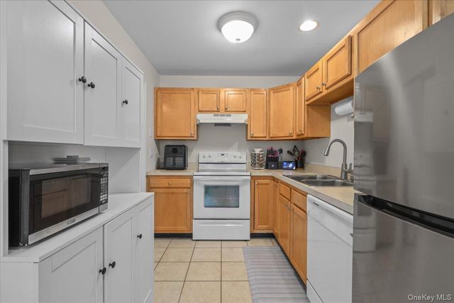 203 Alexandra Court, Carmel, NY 10512