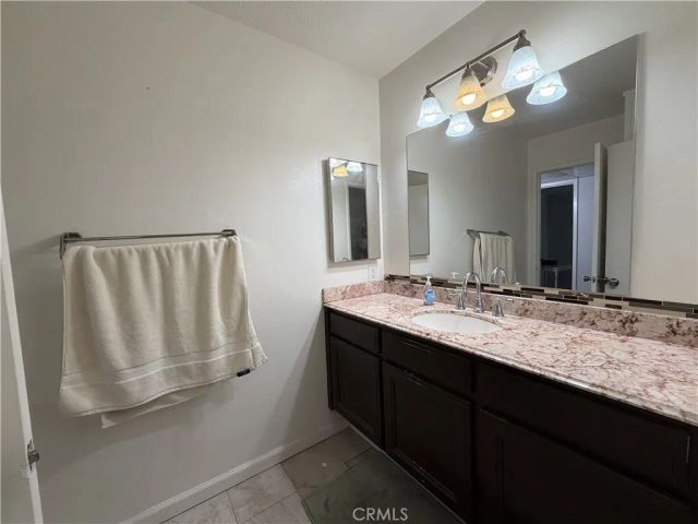 8601 International 224, Canoga Park, CA 91304