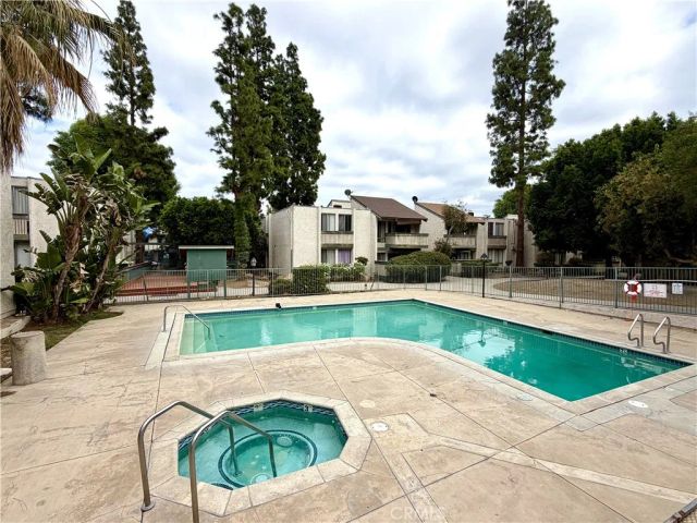 8601 International 224, Canoga Park, CA 91304