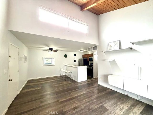 8601 International 224, Canoga Park, CA 91304