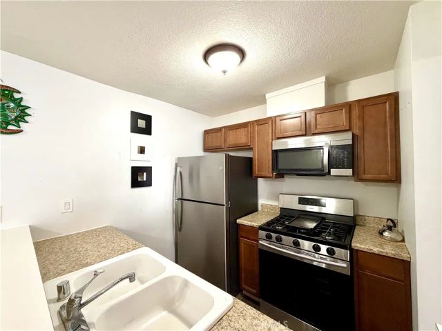 8601 International 224, Canoga Park, CA 91304