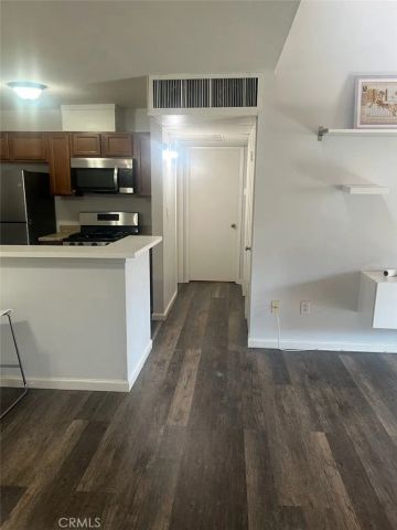 8601 International 224, Canoga Park, CA 91304
