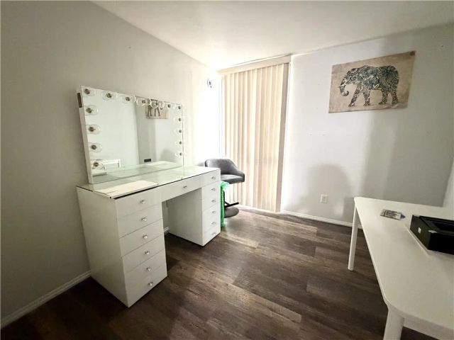 8601 International 224, Canoga Park, CA 91304