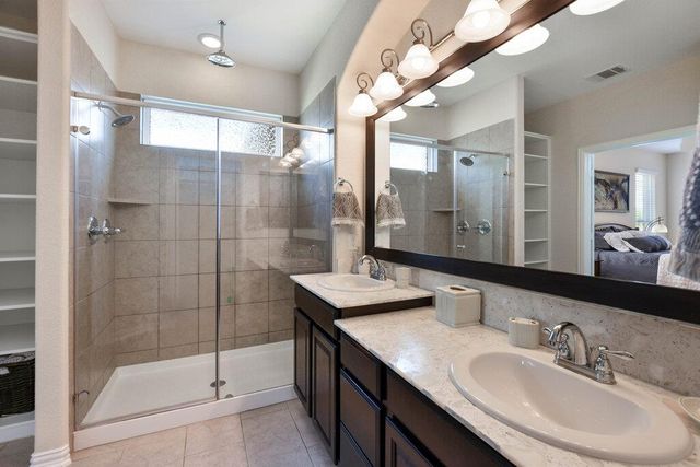 521 Middle Brook DR, Leander, TX 78641