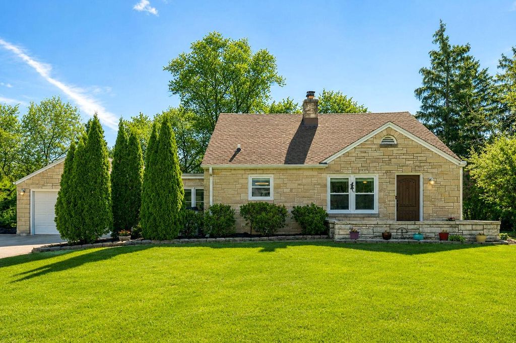 1430 Woodside LANE, Elm Grove, WI 53122