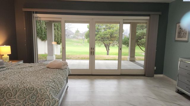 1208 Canyon Lakes Dr, Kennewick, WA 99337