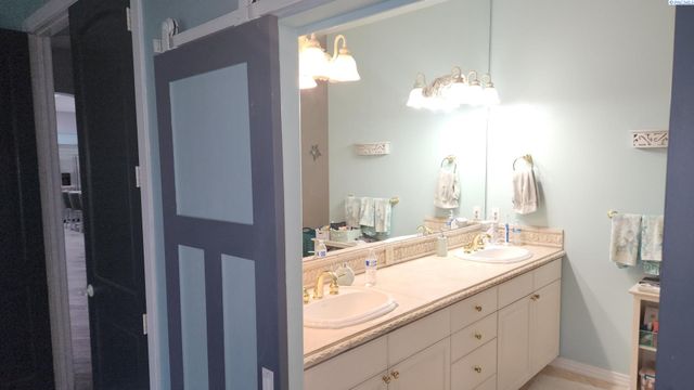 1208 Canyon Lakes Dr, Kennewick, WA 99337