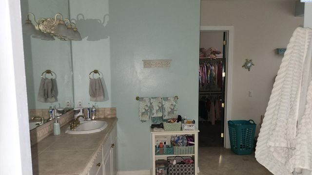 1208 Canyon Lakes Dr, Kennewick, WA 99337