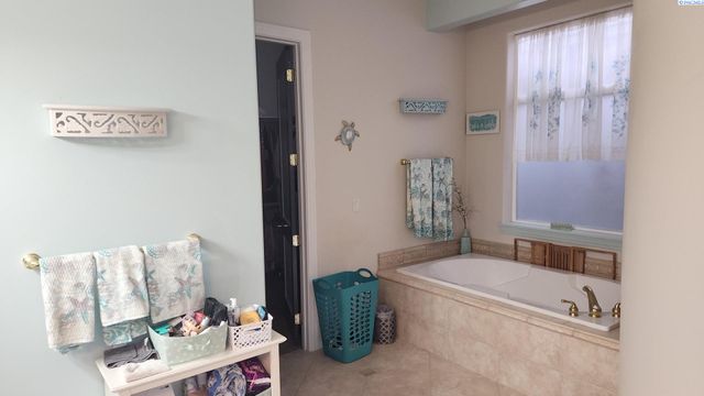 1208 Canyon Lakes Dr, Kennewick, WA 99337