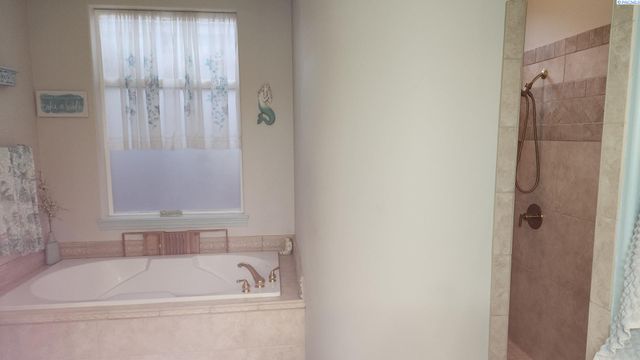 1208 Canyon Lakes Dr, Kennewick, WA 99337