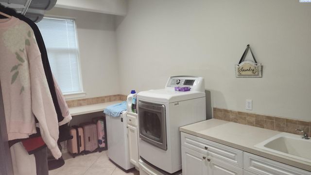 1208 Canyon Lakes Dr, Kennewick, WA 99337