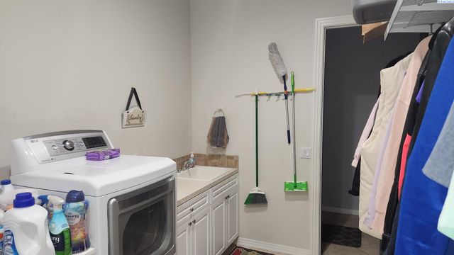 1208 Canyon Lakes Dr, Kennewick, WA 99337