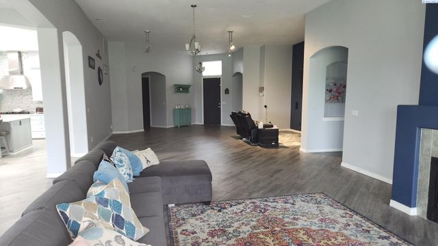 1208 Canyon Lakes Dr, Kennewick, WA 99337