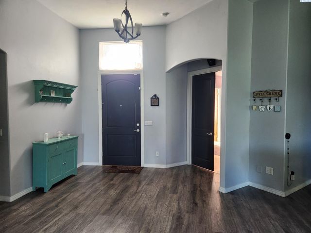 1208 Canyon Lakes Dr, Kennewick, WA 99337