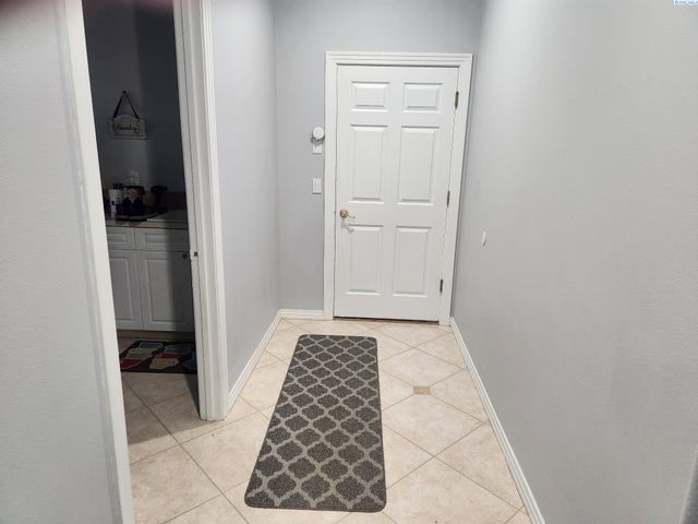 1208 Canyon Lakes Dr, Kennewick, WA 99337