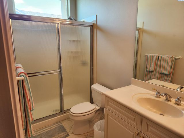 1208 Canyon Lakes Dr, Kennewick, WA 99337