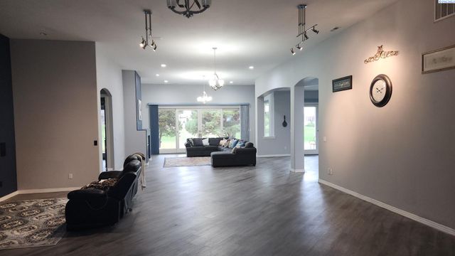 1208 Canyon Lakes Dr, Kennewick, WA 99337