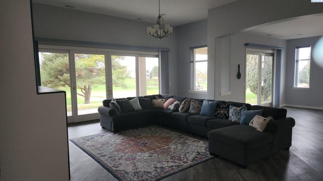 1208 Canyon Lakes Dr, Kennewick, WA 99337