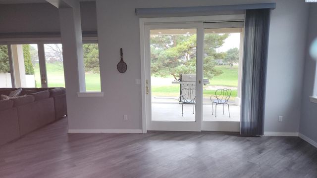 1208 Canyon Lakes Dr, Kennewick, WA 99337