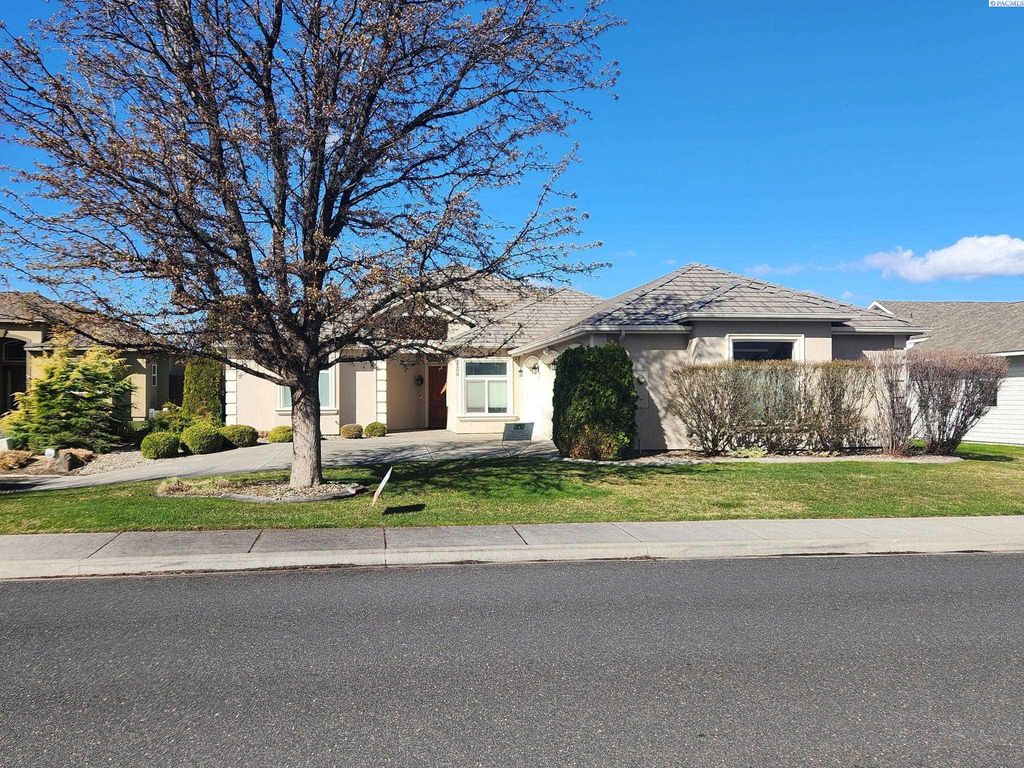 1208 Canyon Lakes Dr, Kennewick, WA 99337