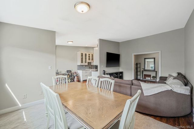 22 Ivy Street 6B, Farmingdale, NY 11735